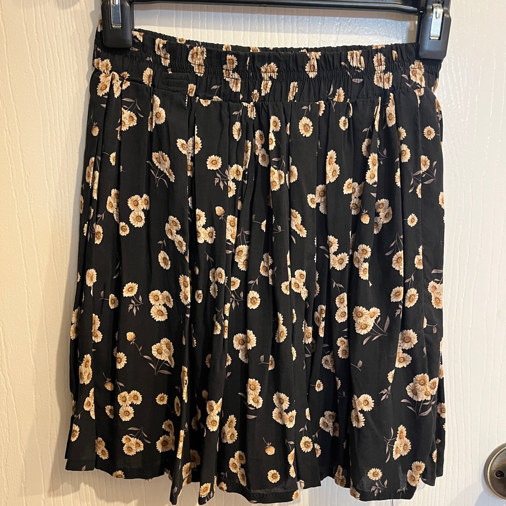 NWT Brandy Melville sunflower print mini skirt